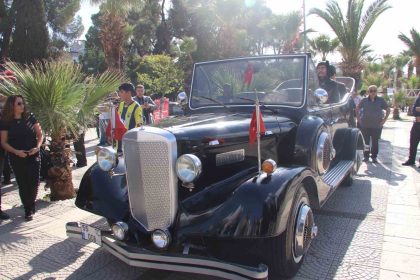 ataturkun-makam-aracinin-aynisi-turgutluda-ilgi-odagi-oldu