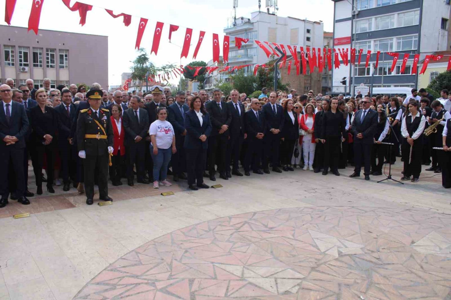 aydinda-29-ekim-kutlamalari-celenk-sunma-toreni-basladi