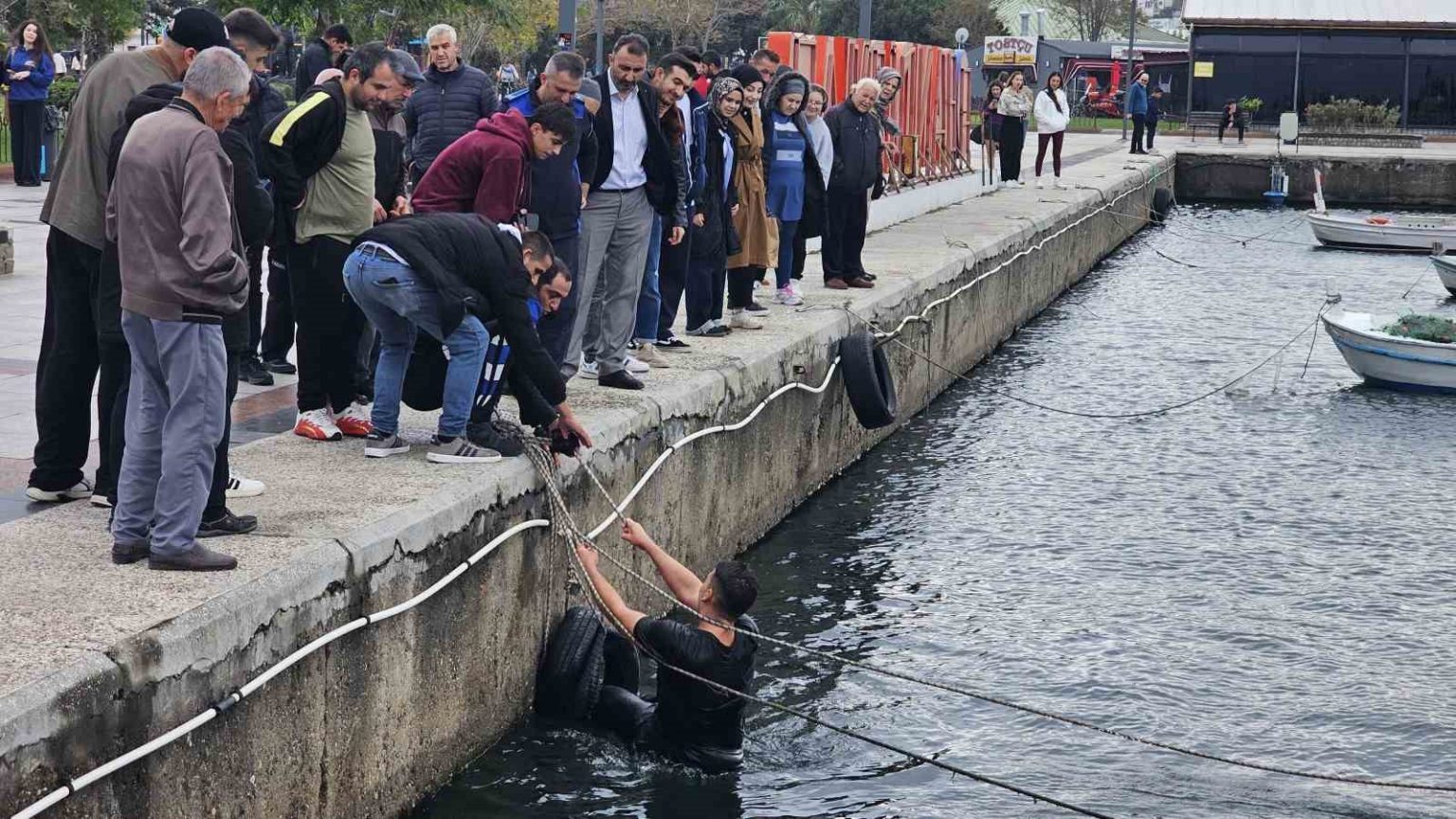 bandirmada-iddiayi-kaybeden-genc-kis-gunu-denize-atladi