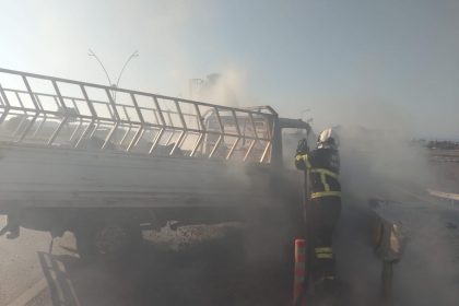 bariyerlere-carpan-pikap-alev-alev-yandi