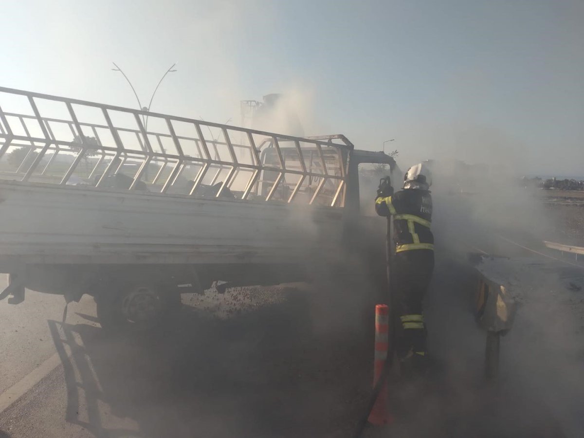 bariyerlere-carpan-pikap-alev-alev-yandi