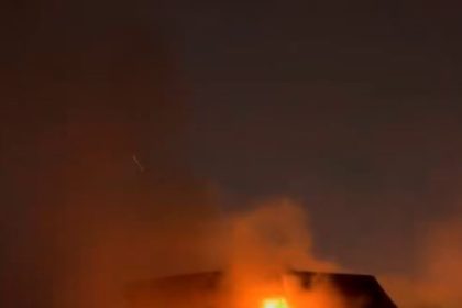 basaksehirde-4-katli-binanin-cati-katinda-yangin-panigi