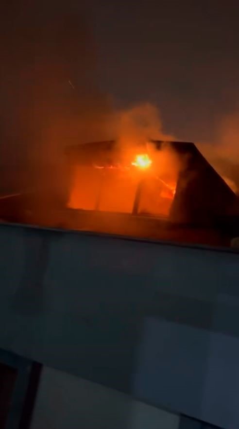 basaksehirde-4-katli-binanin-cati-katinda-yangin-panigi