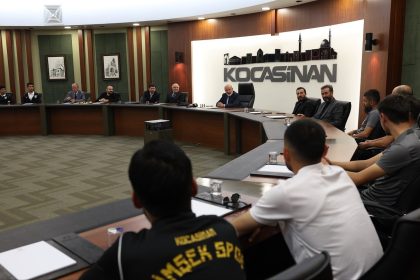 baskan-colakbayrakdar-kayseri-futbolunun-temel-tasi-kocasinan-simsekspor-sehrimizi-gururla-temsil-ediyor