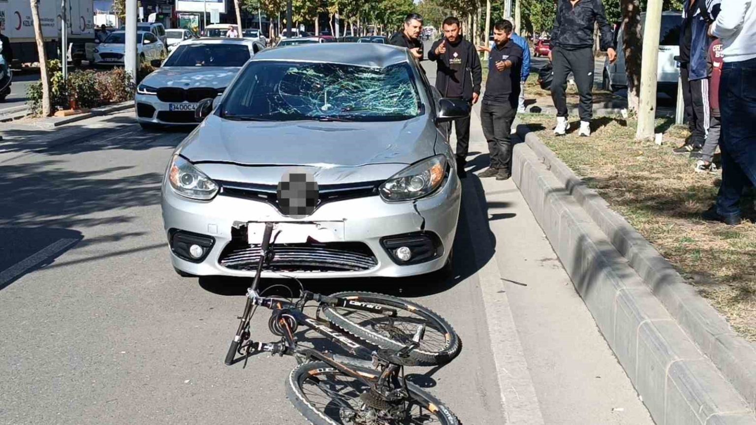 batmanda-otomobilin-carptigi-bisikletli-agir-yaralandi