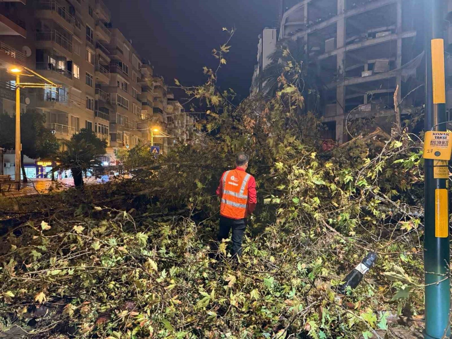 belediye-ekipleri-yagisin-olusturdugu-olumsuzluklara-81-arac-ve-323-personelle-hizla-mudahale-etti