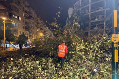 belediye-ekipleri-yagisin-olusturdugu-olumsuzluklara-81-arac-ve-323-personelle-hizla-mudahale-etti