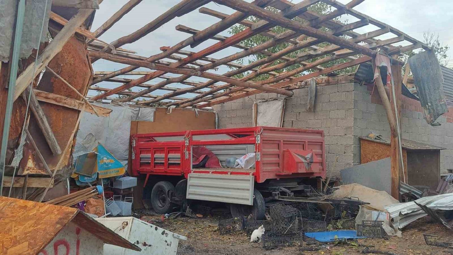 beypazarinda-firtina-catilari-ucurdu