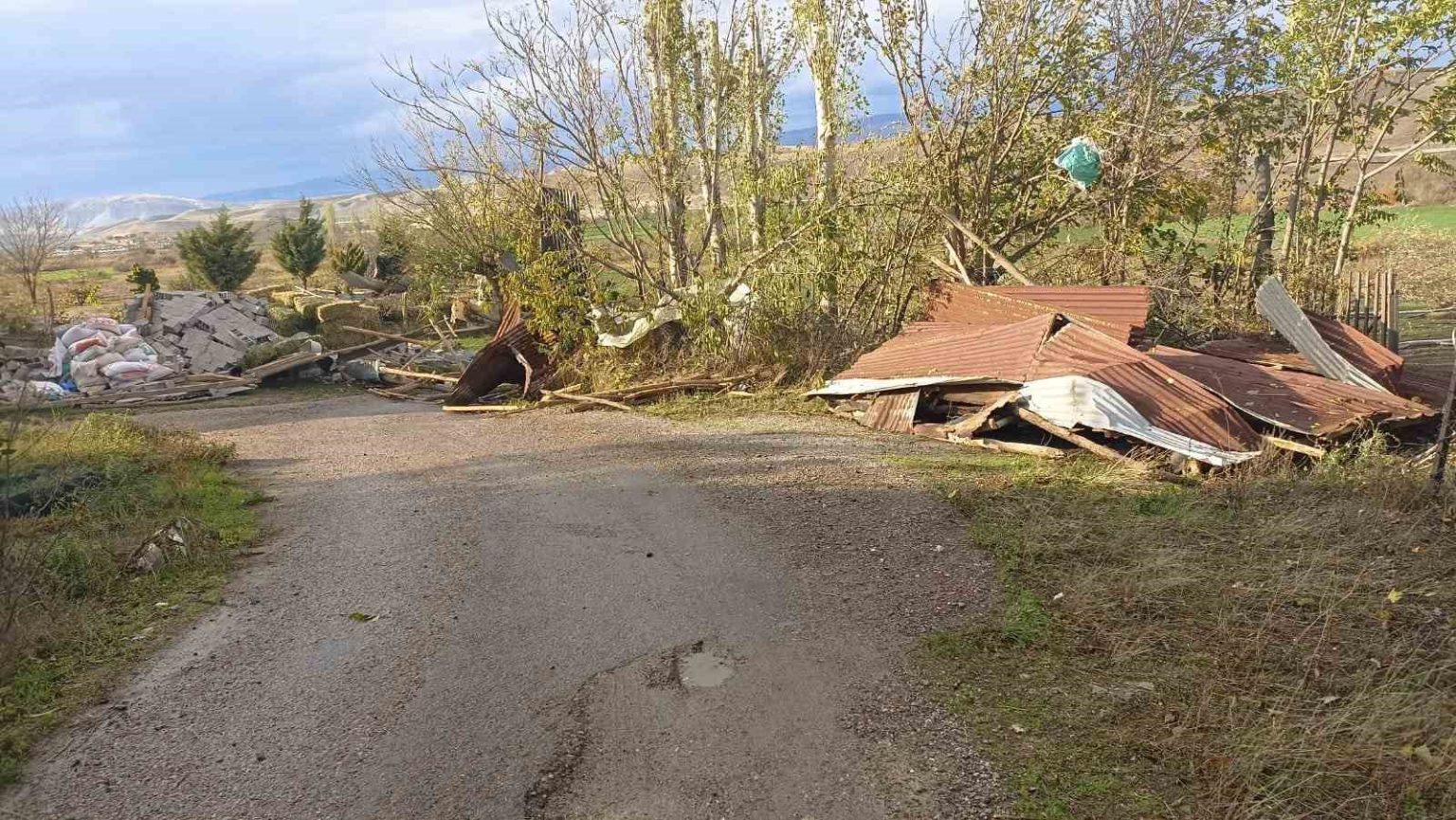 beypazarinda-firtina-nedeniyle-ahirlarin-catilari-uctu