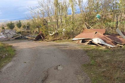 beypazarinda-firtina-nedeniyle-ahirlarin-catilari-uctu