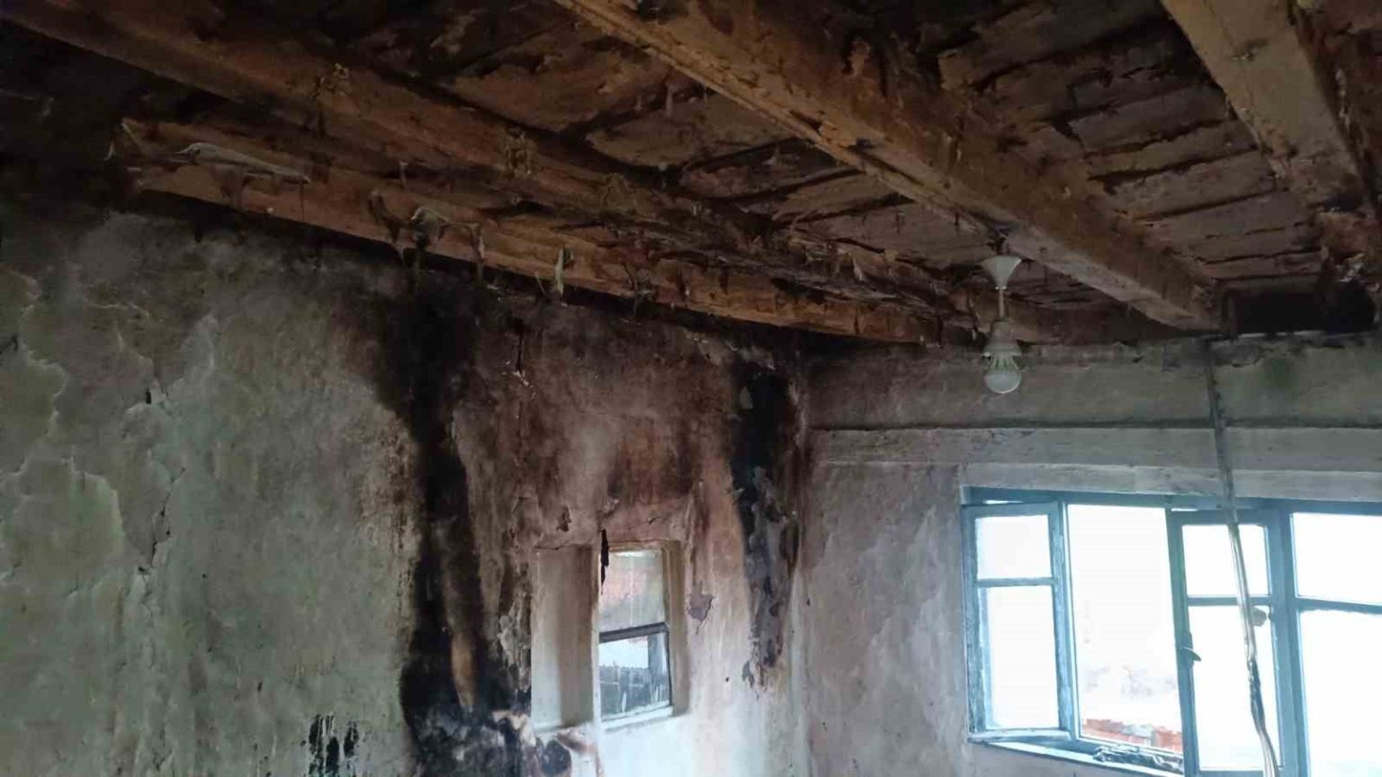 bilecikte-bir-eve-yildirim-dustu