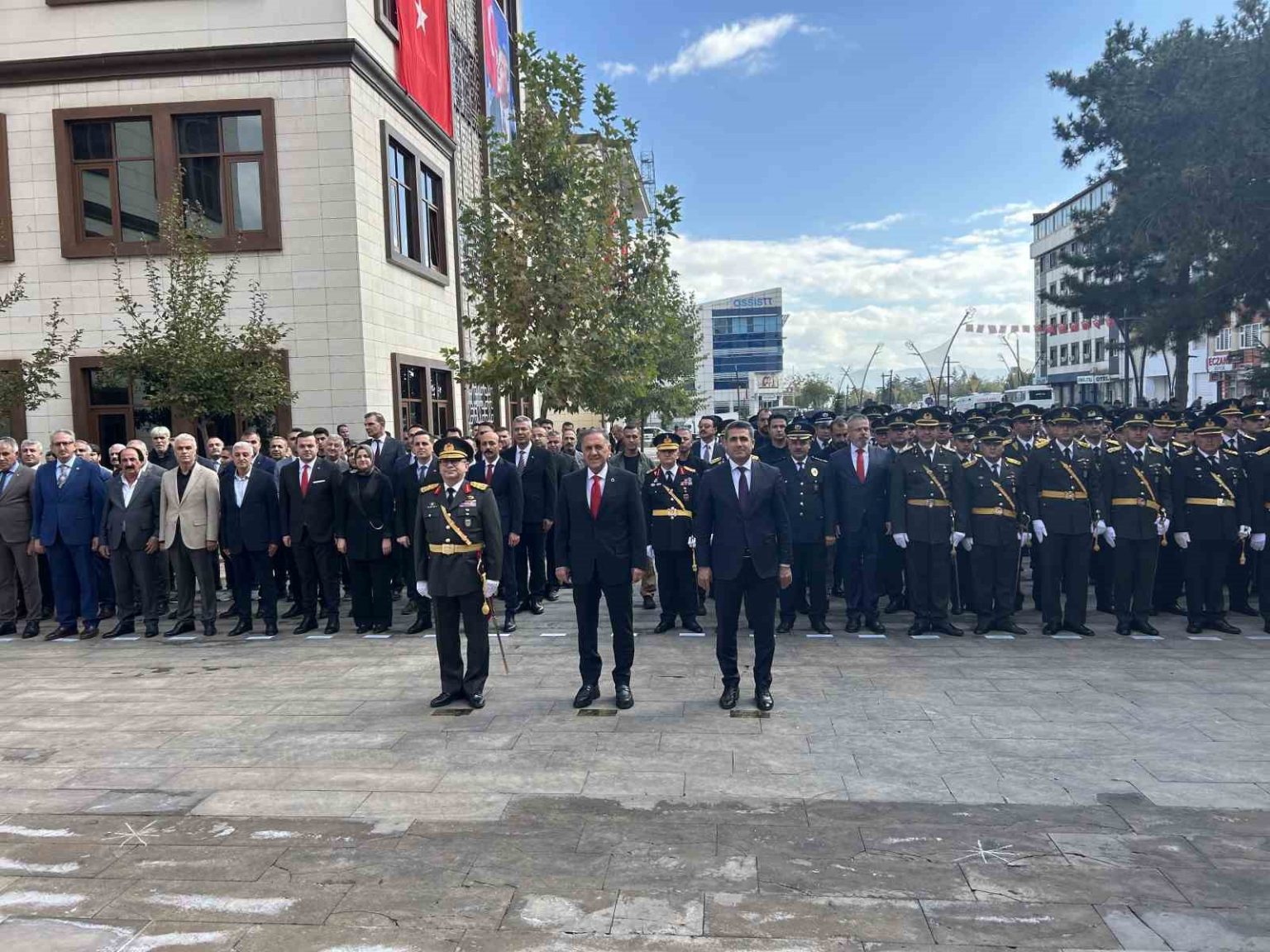 bingolde-cumhuriyetin-102-yili-kutlamalari-celenk-sunumuyla-basladi