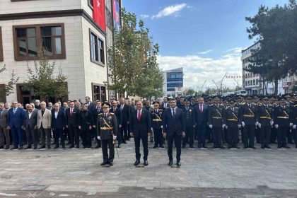 bingolde-cumhuriyetin-102-yili-kutlamalari-celenk-sunumuyla-basladi