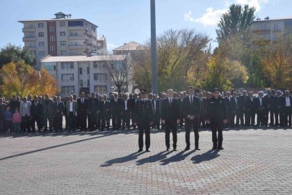 bulanikta-29-ekim-cumhuriyet-bayrami-celenk-koyma-toreni-yapildi