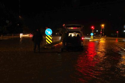 burhaniyede-saganak-yagis-yollari-gole-cevirdi