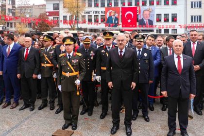 bursa-valisi-ayyildiz-cumhuriyetin-102-kurulus-yil-donumunu-cosku-ve-gururla-yasiyoruz