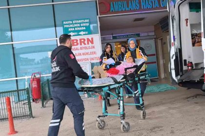 bursada-demir-kapinin-altinda-kalan-9-yasindaki-cocuk-agir-yaralandi