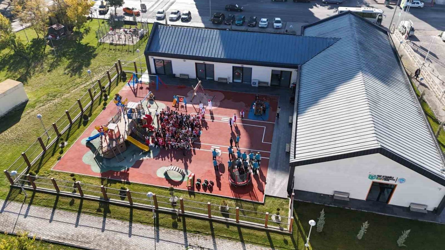 buyuksehirin-cocuk-kutuphanesinde-cumhuriyet-bayrami-coskusu