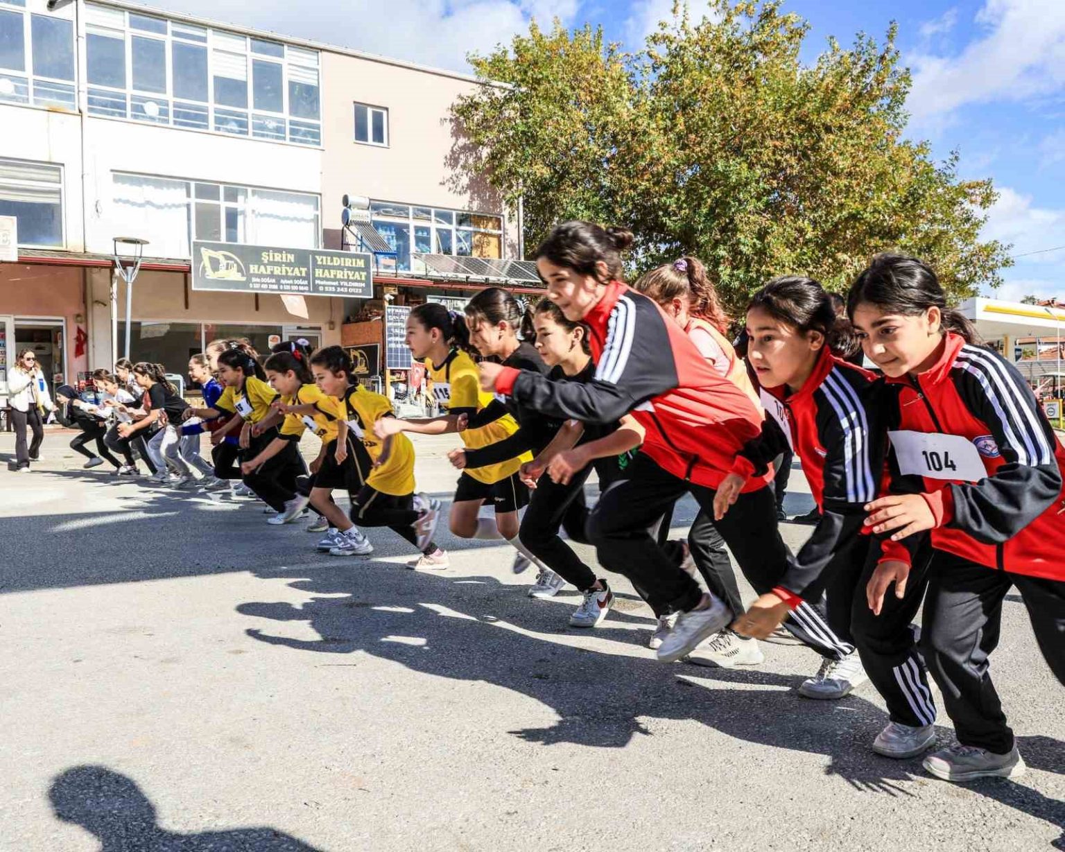 camelili-cocuklar-cumhuriyete-kostu