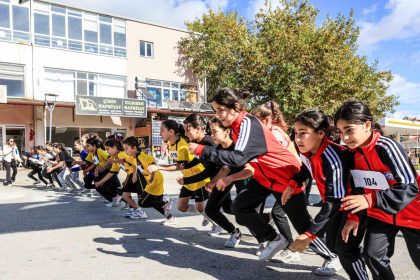 camelili-cocuklar-cumhuriyete-kostu