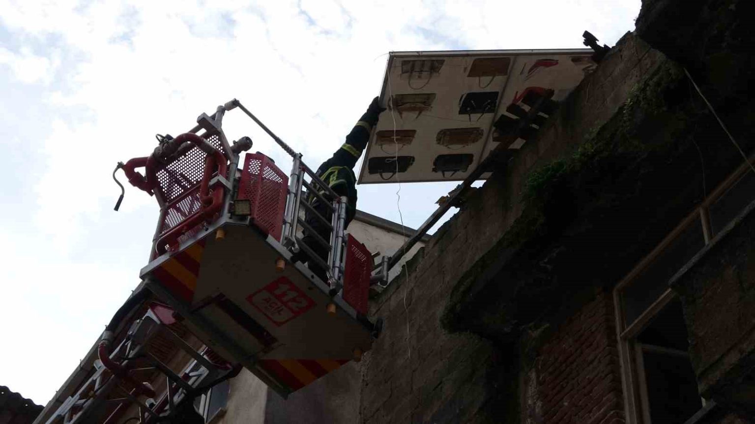 catidan-tehlikeli-sekilde-sarkan-pano-itfaiye-ekiplerince-kaldirildi