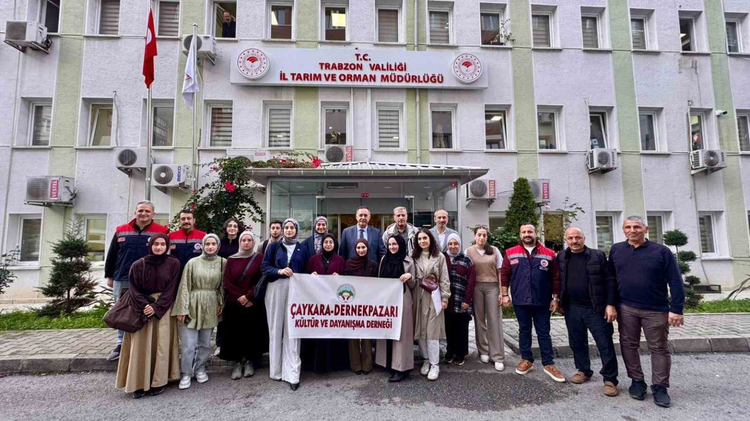 caykara-ve-dernekpazarlilardan-kokarca-ile-mucadeleye-destek