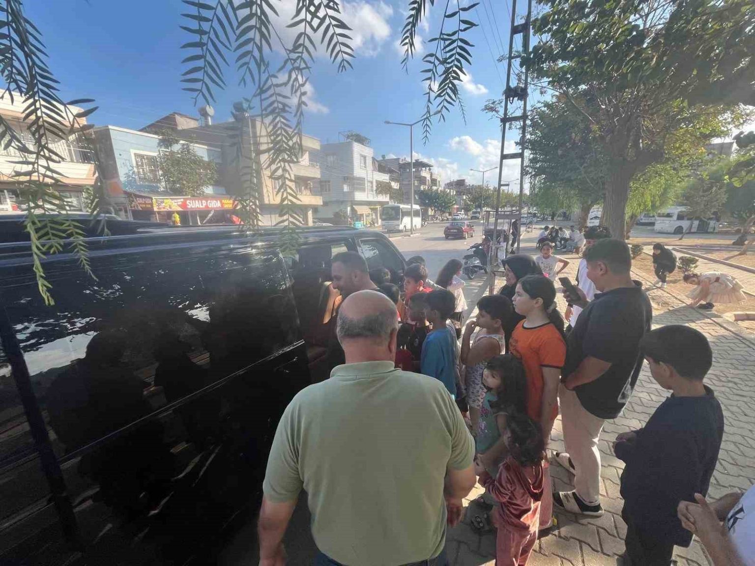 cocuklar-hediye-oyuncaklarla-sevindi