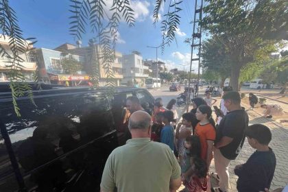 cocuklar-hediye-oyuncaklarla-sevindi