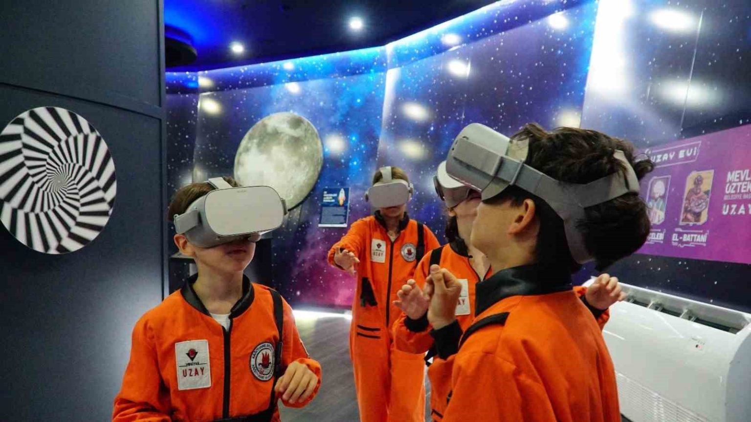 cocuklar-uzayin-gizemini-el-battani-uzay-evinde-kesfediyor