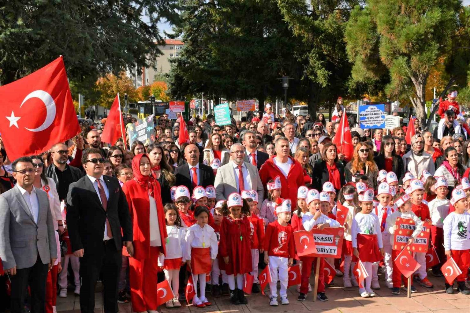 corumda-minik-cocuklar-cumhuriyet-coskusunu-meydanalara-tasidi