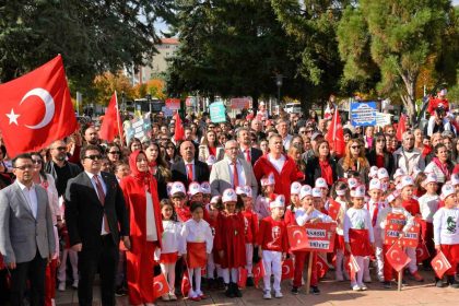 corumda-minik-cocuklar-cumhuriyet-coskusunu-meydanalara-tasidi