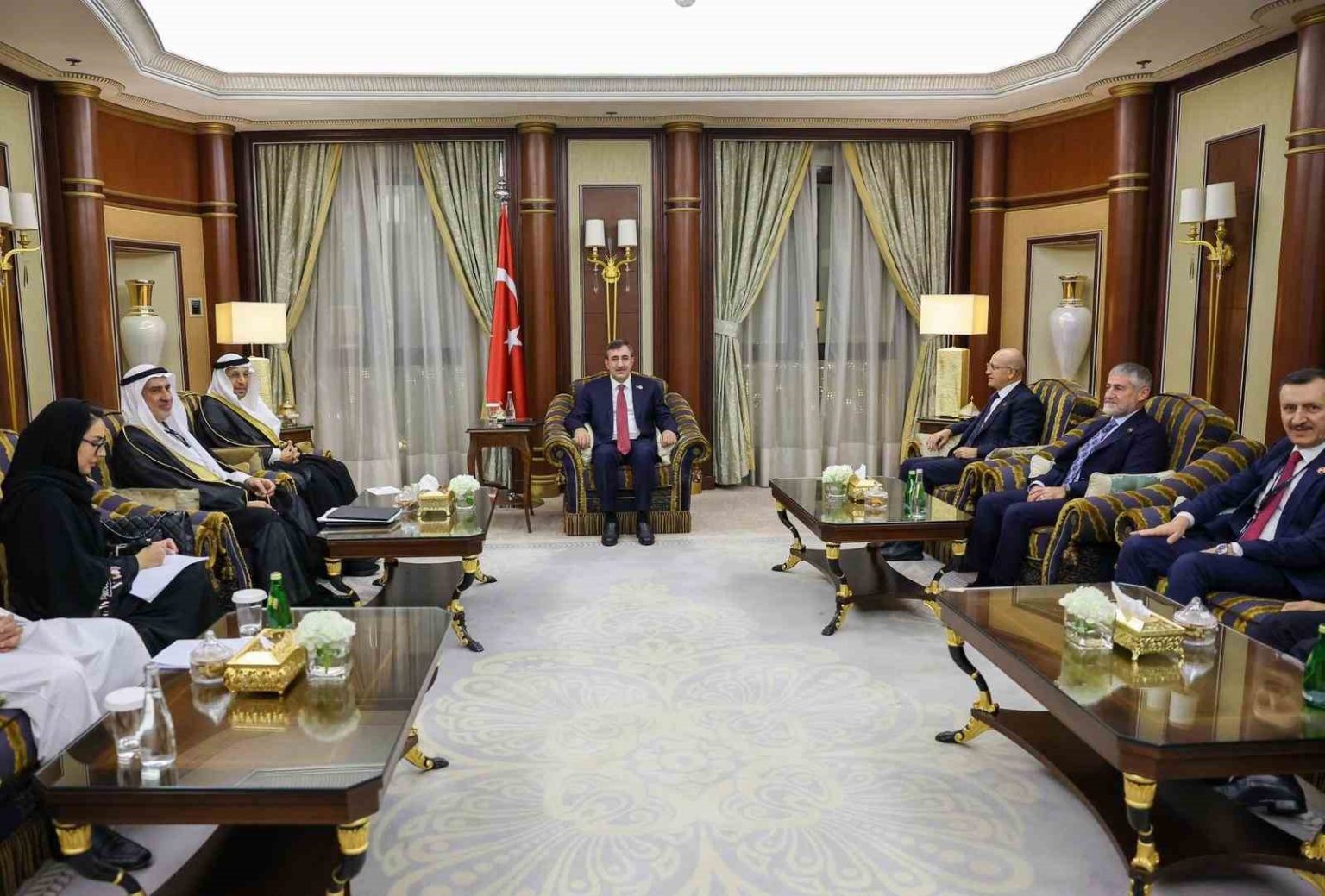 cumhurbaskani-yardimcisi-yilmaz-suudi-arabistan-yatirim-bakani-el-falih-ile-bir-araya-geldi