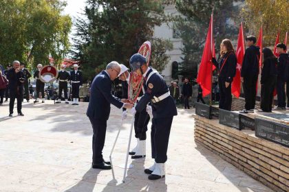 cumhuriyeti-fidan-dagitarak-kutladilar