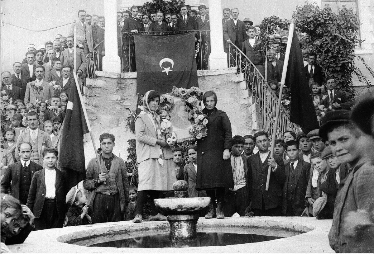 demircide-97-yil-onceki-cumhuriyet-karesi-yeniden-canlandi