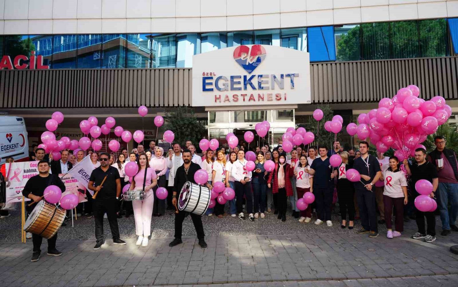 denizli-egekent-hastanesi-pembe-yuruyusle-meme-kanserine-dikkat-cekti