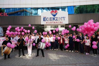 denizli-egekent-hastanesi-pembe-yuruyusle-meme-kanserine-dikkat-cekti