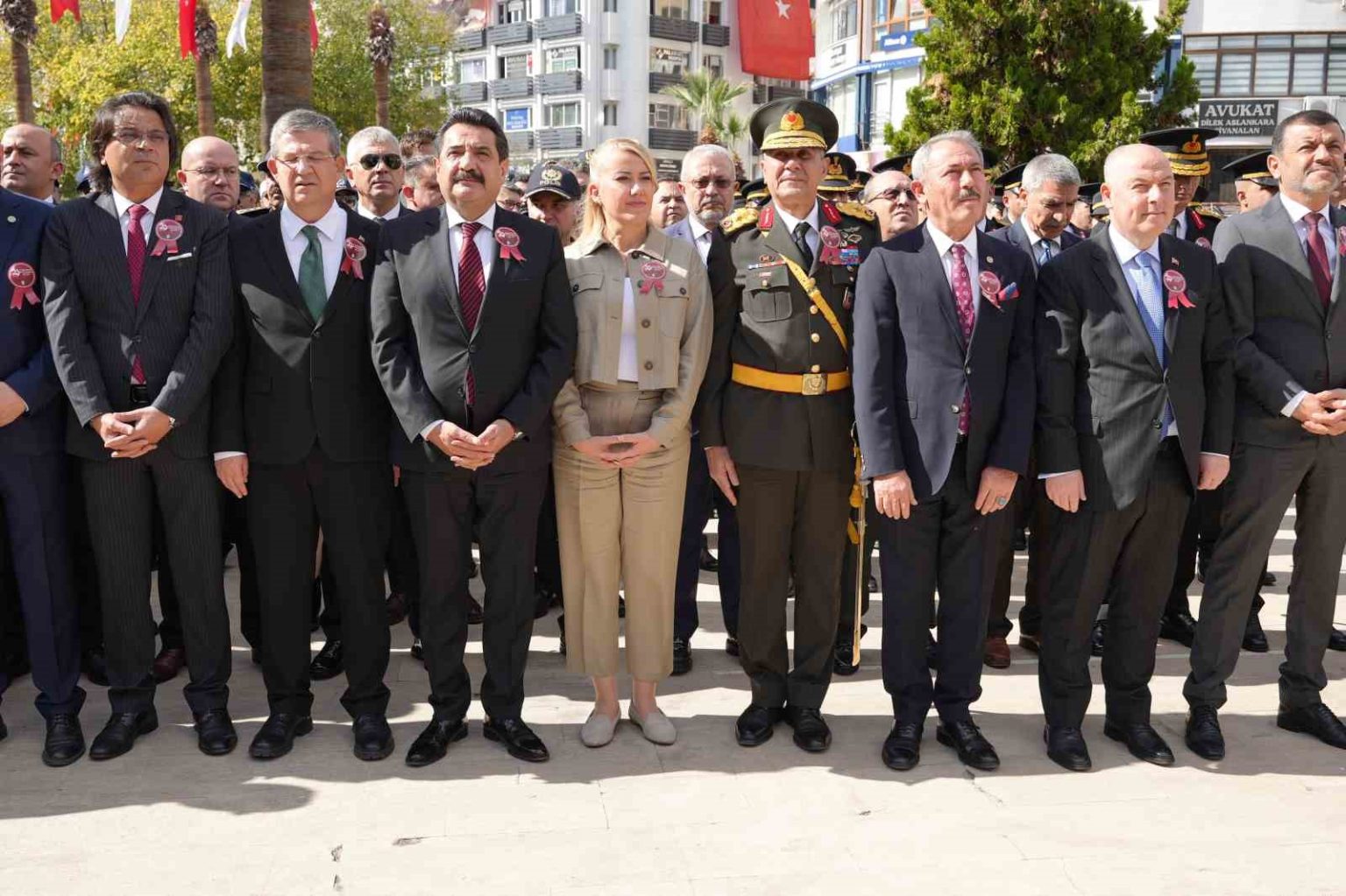 denizlide-cumhuriyetin-102-yildonumu-kutlamalari-celenk-sunumuyla-basladi