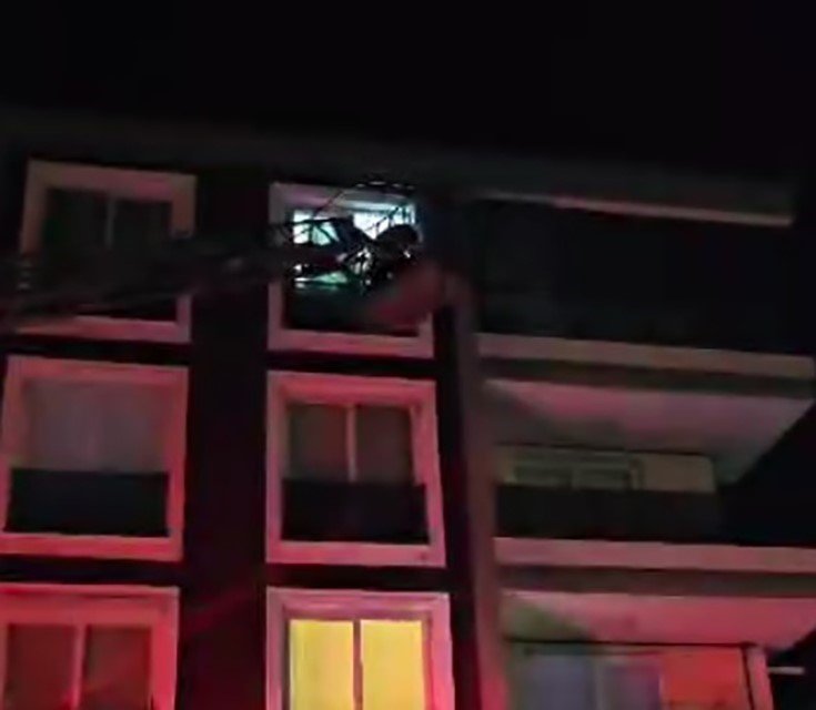 depreme-itfaiye-merdiveninde-yakalandilar