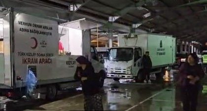 depremin-ardindan-gelen-yagis-sokakta-bulunan-vatandaslara-zor-anlar-yasatti