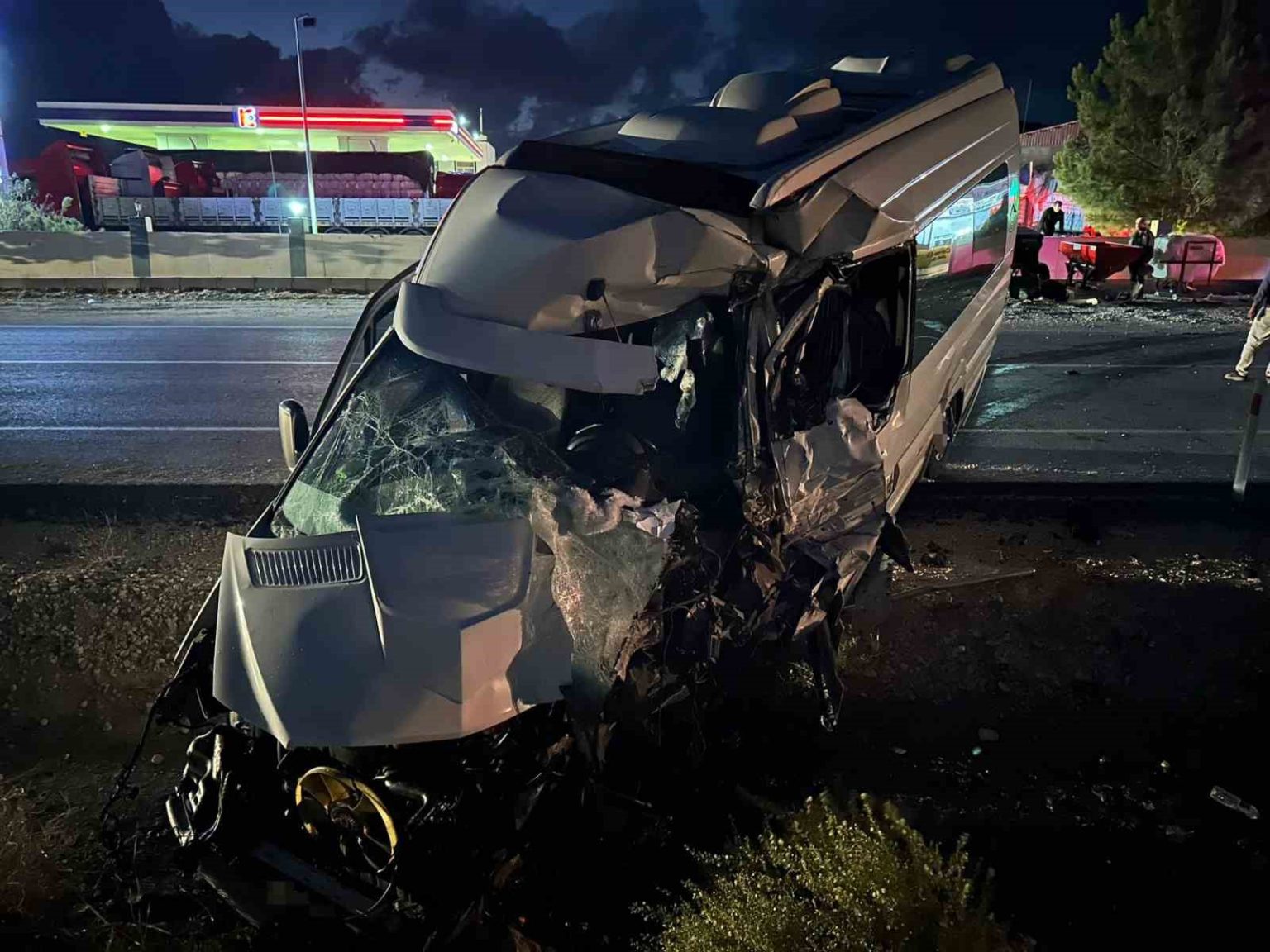 diyarbakirda-yolcu-minibusu-ile-tanker-carpisti-1-yarali