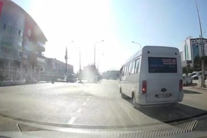 dolmus-soforu-yolcularin-canini-hice-sayarak-kirmizi-isikta-gecti