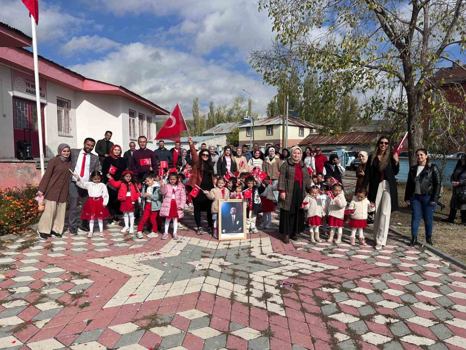 eleskirtte-anaokulu-ogrencileri-29-ekimi-coskuyla-kutlandi