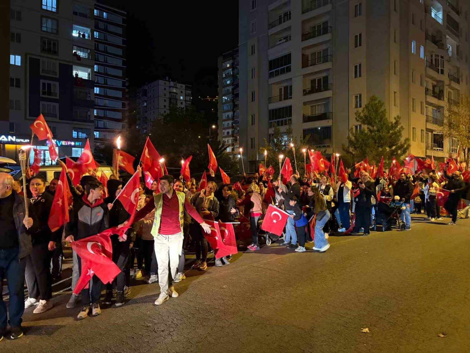 erciyes-kolejinden-coskulu-fener-alayi-yuruyusu