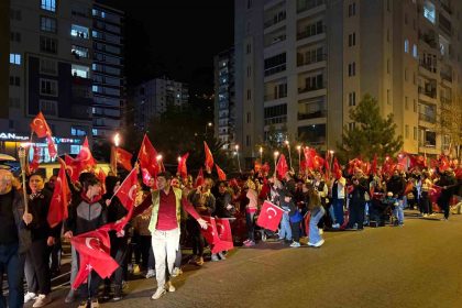 erciyes-kolejinden-coskulu-fener-alayi-yuruyusu