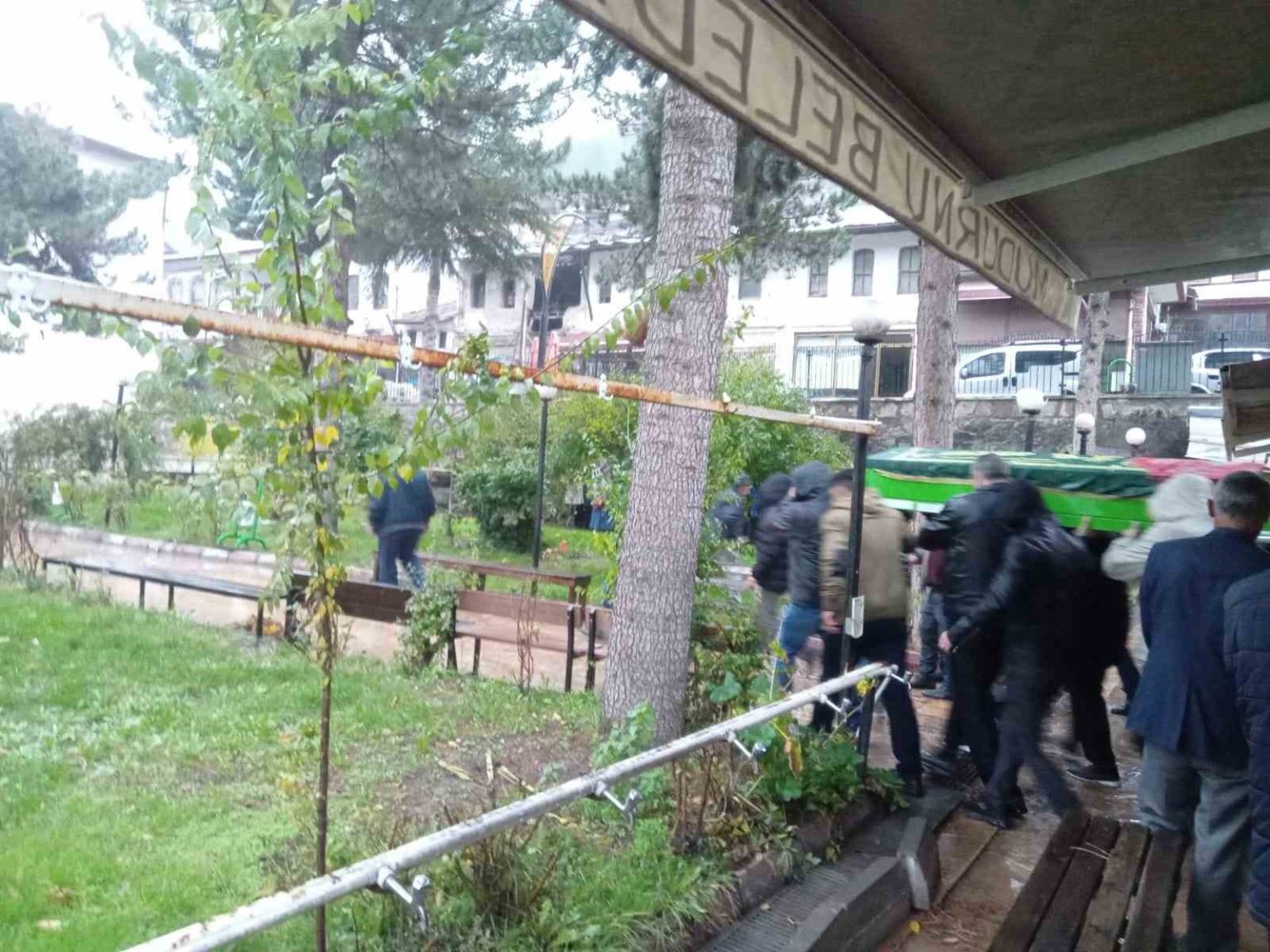 esi-tarafindan-oldurulen-3-cocuk-annesi-kadin-son-yolculuguna-ugurlandi