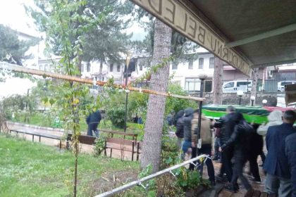 esi-tarafindan-oldurulen-3-cocuk-annesi-kadin-son-yolculuguna-ugurlandi