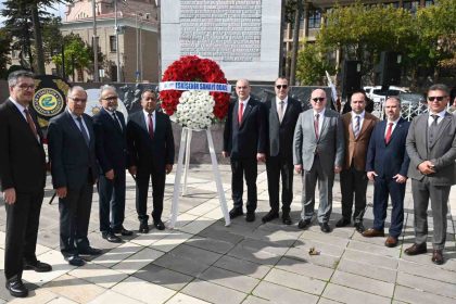 eskisehirde-29-ekim-kutlamalari-celenk-sunma-toreniyle-basladi