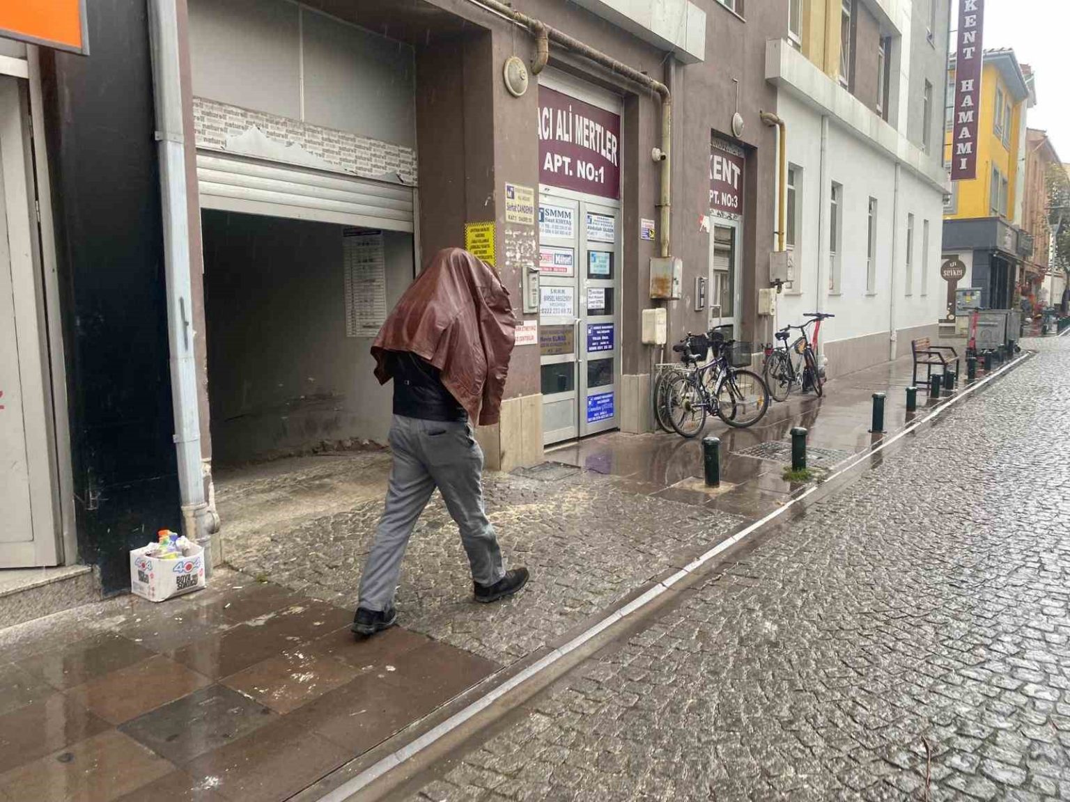 eskisehirde-aniden-bastiran-yagis-vatandaslara-zor-anlar-yasatti