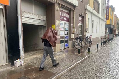 eskisehirde-aniden-bastiran-yagis-vatandaslara-zor-anlar-yasatti