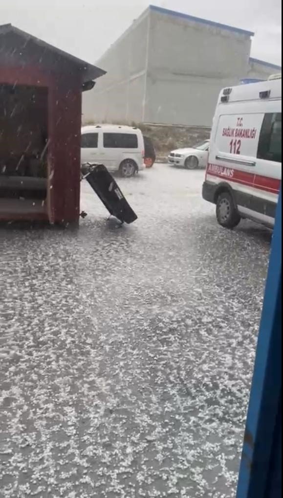 eskisehirde-dolu-yagisi-sokak-saniyeler-icinde-beyaza-burundu